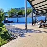 House Boost With Heated Pool Vakantiehuis *