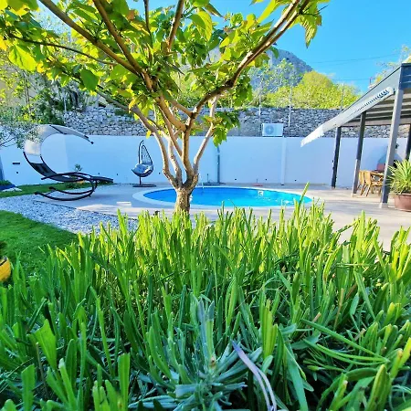 House Boost With Heated Pool Nyaraló *