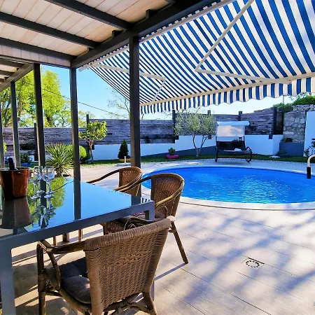 House Boost With Heated Pool * Klis
