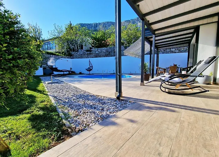 House Boost With Heated Pool 度假居 *