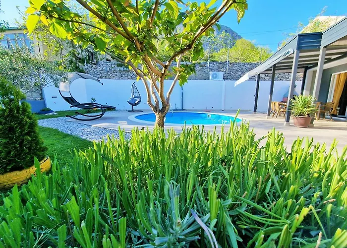 House Boost With Heated Pool 度假居 *